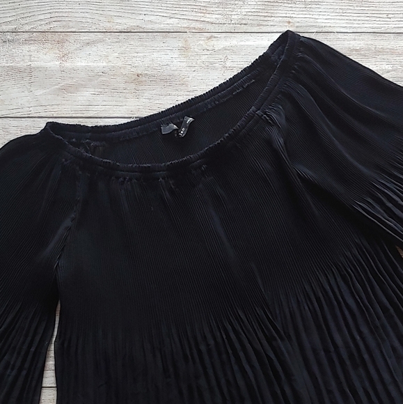 🌺RESERVED PLEATED OFF THE SHOULD TOP MEDIUM - Picture 2 of 5